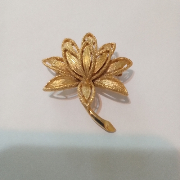 Vintage Lotus Leaf Brooch Signed Avon Textured Gold Tone Designer Brooch Pin - Picture 4 of 4